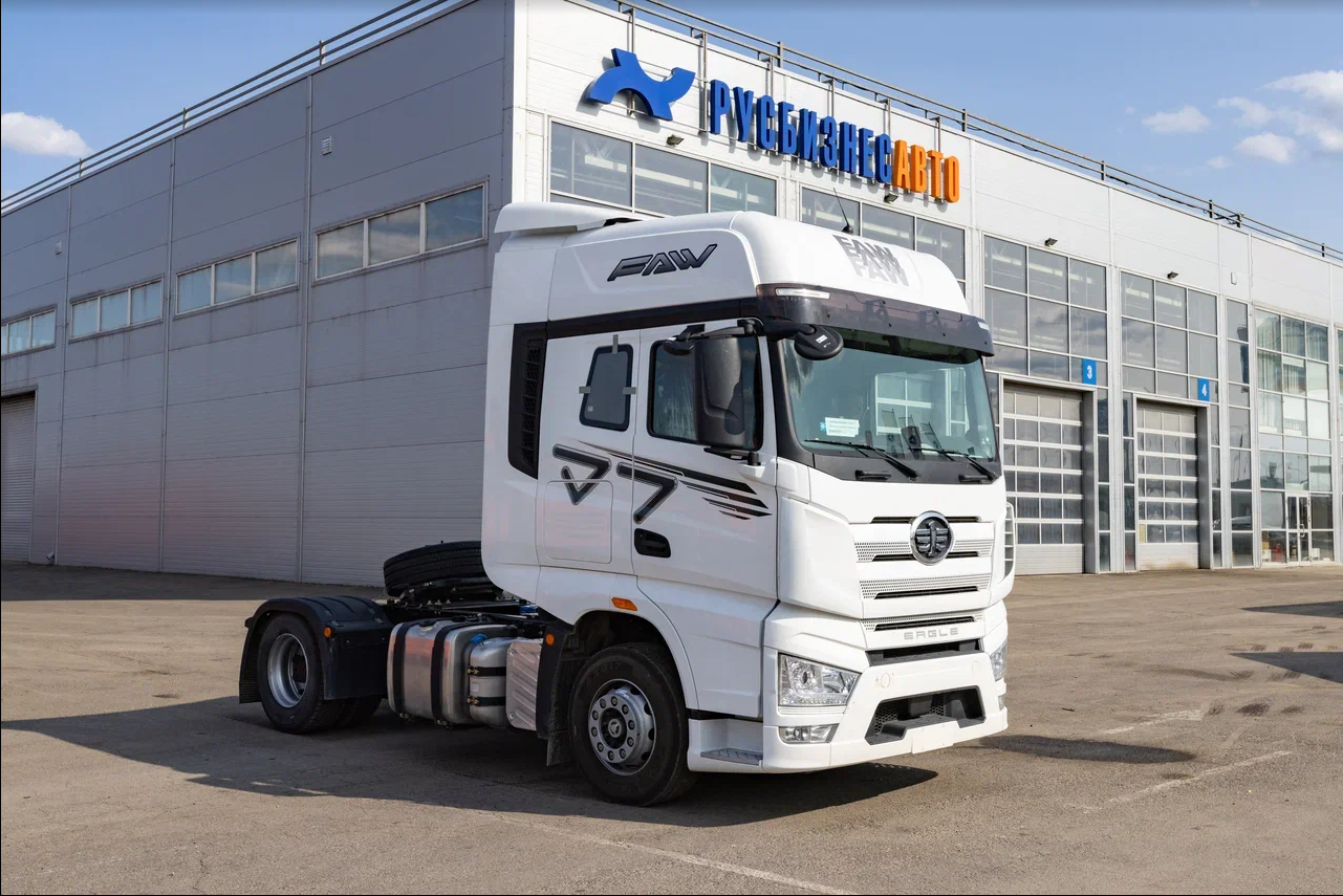 FAW J7 тягач 4х2 комплектация 2024