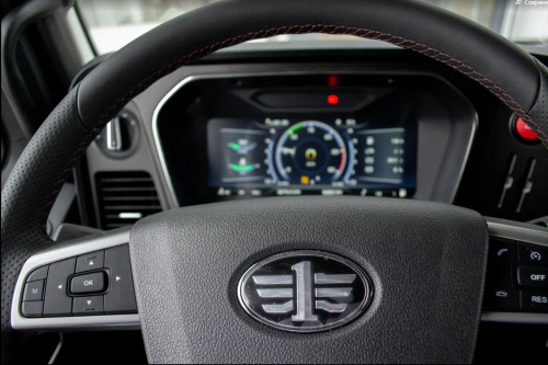 FAW J7 тягач 4х2 Low liner (низкое седло) FAW J7 тягач 4х2 Low liner (низкое седло)