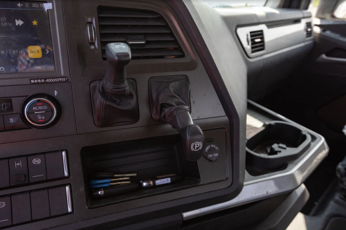 FAW J7 тягач 4х2 комплектация 2024 FAW J7 тягач 4х2 комплектация 2024