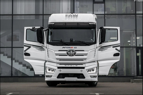 FAW J7 тягач 4х2 Low liner (низкое седло) FAW J7 тягач 4х2 Low liner (низкое седло)