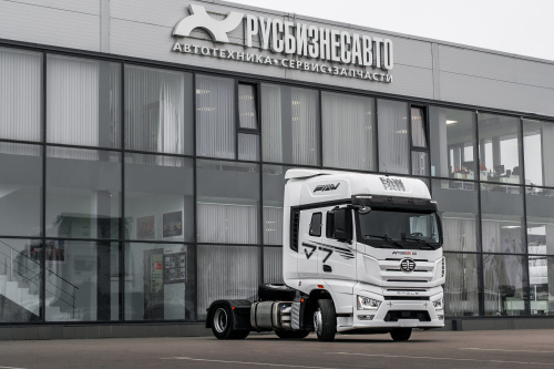 FAW J7 тягач 4х2 Low liner (низкое седло) FAW J7 тягач 4х2 Low liner (низкое седло)