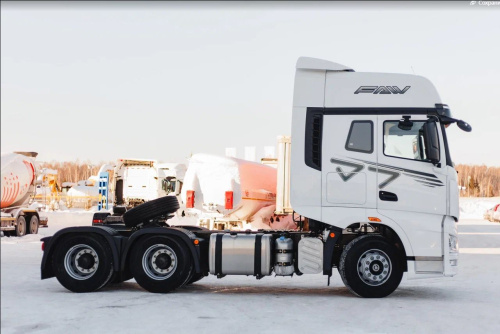 FAW J7 тягач 6х4 FAW J7 тягач 6х4