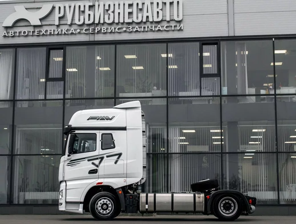 FAW J7 тягач 4х2 Low liner (низкое седло) FAW J7 тягач 4х2 Low liner (низкое седло)